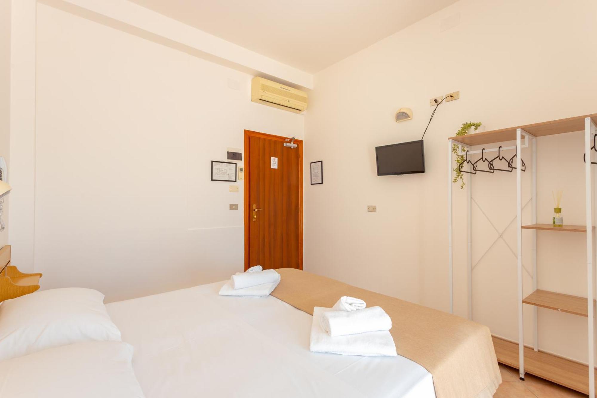Hotel Katina Ріміні Екстер'єр фото