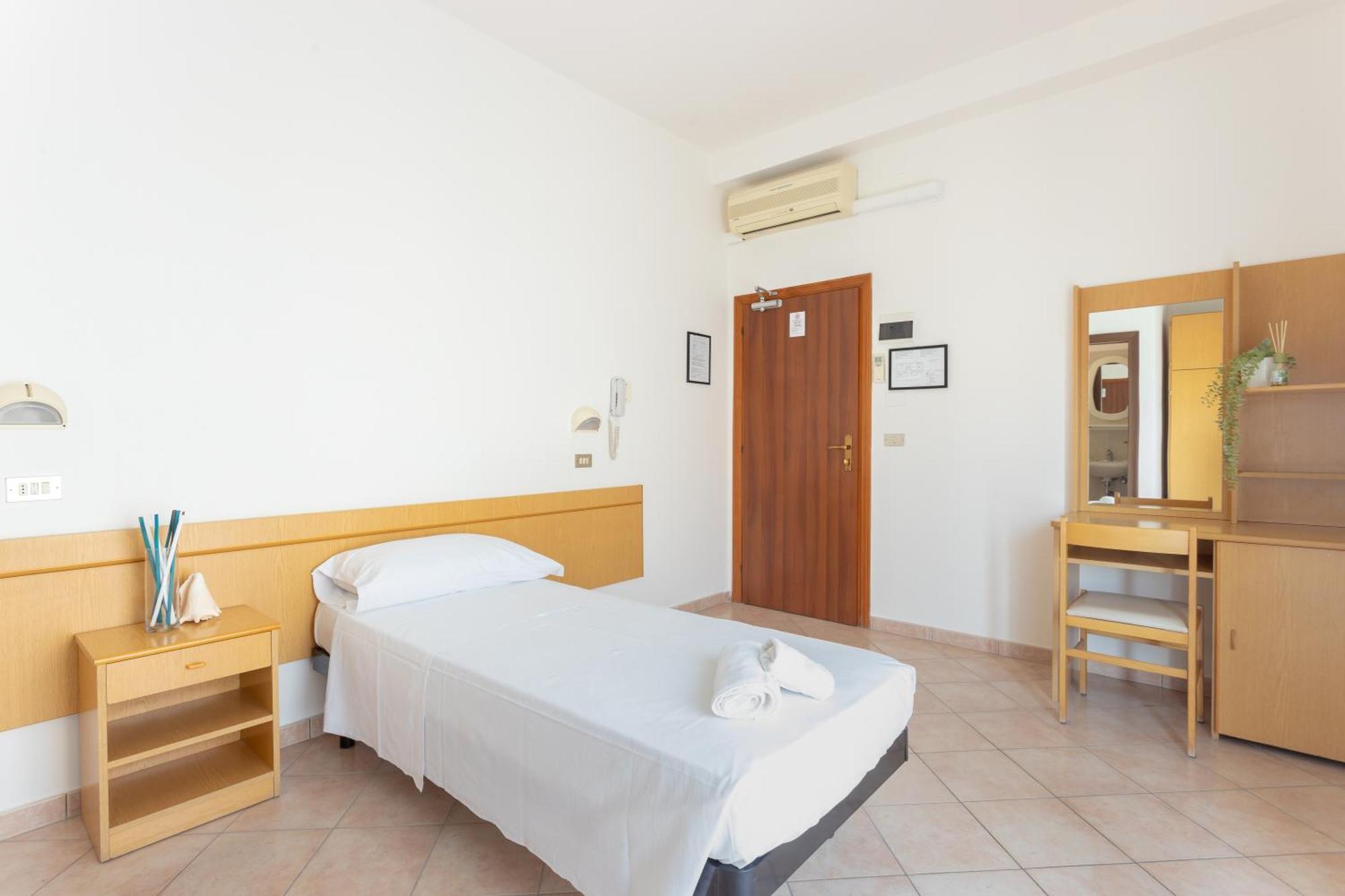 Hotel Katina Ріміні Екстер'єр фото